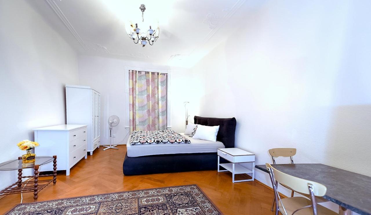 Apartments Vezenska ปราก ภายนอก รูปภาพ