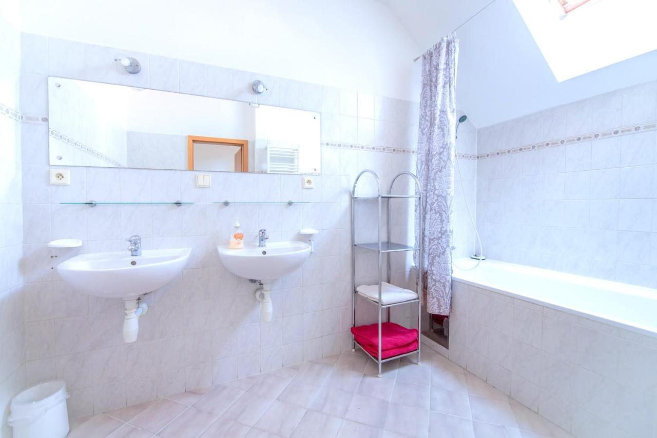 Apartments Vezenska ปราก ภายนอก รูปภาพ