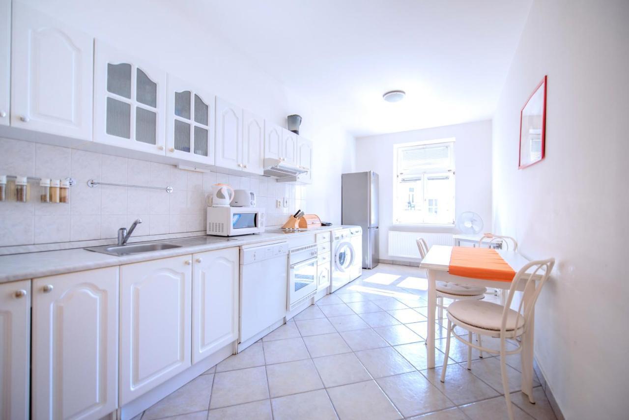 Apartments Vezenska ปราก ภายนอก รูปภาพ